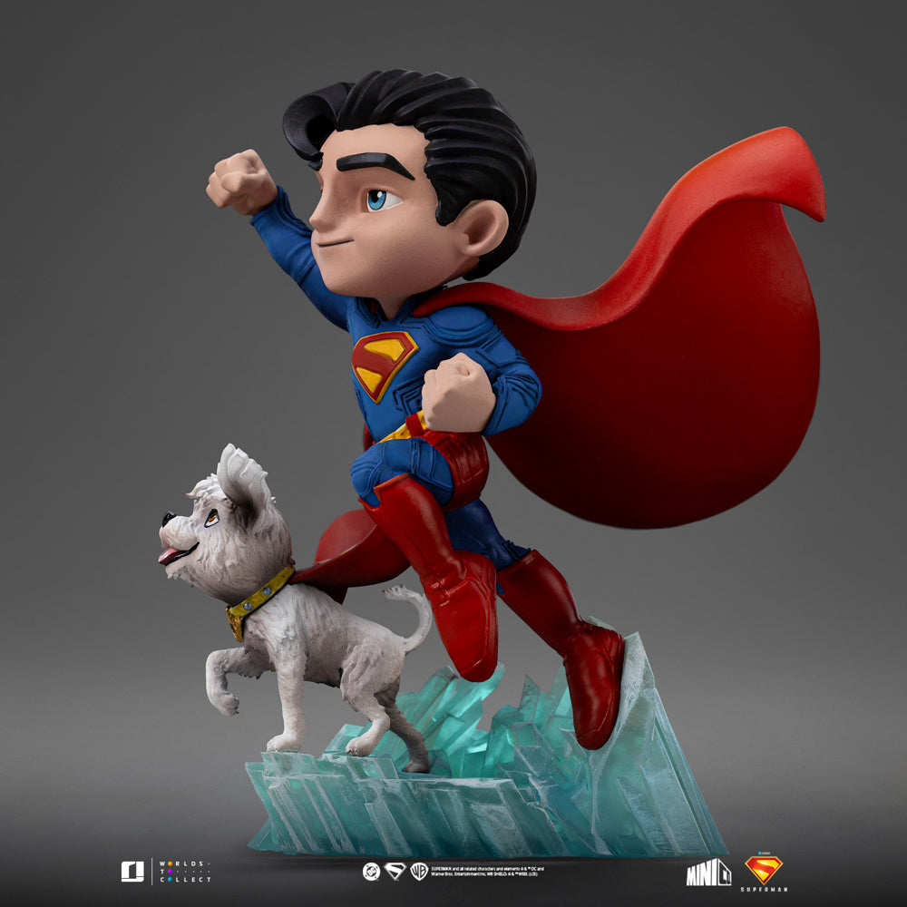 Superman Minifigur mit Krypto Statue aus Superman: Legacy - Minico