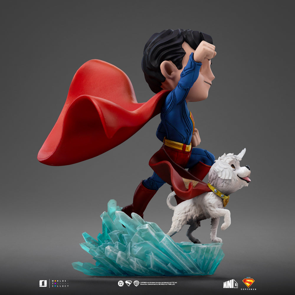 Superman Minifigur mit Krypto Statue aus Superman: Legacy - Minico