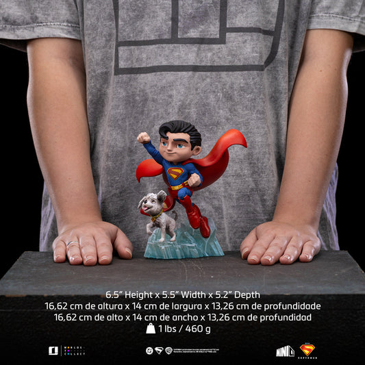 Superman Minifigur mit Krypto Statue aus Superman: Legacy - Minico