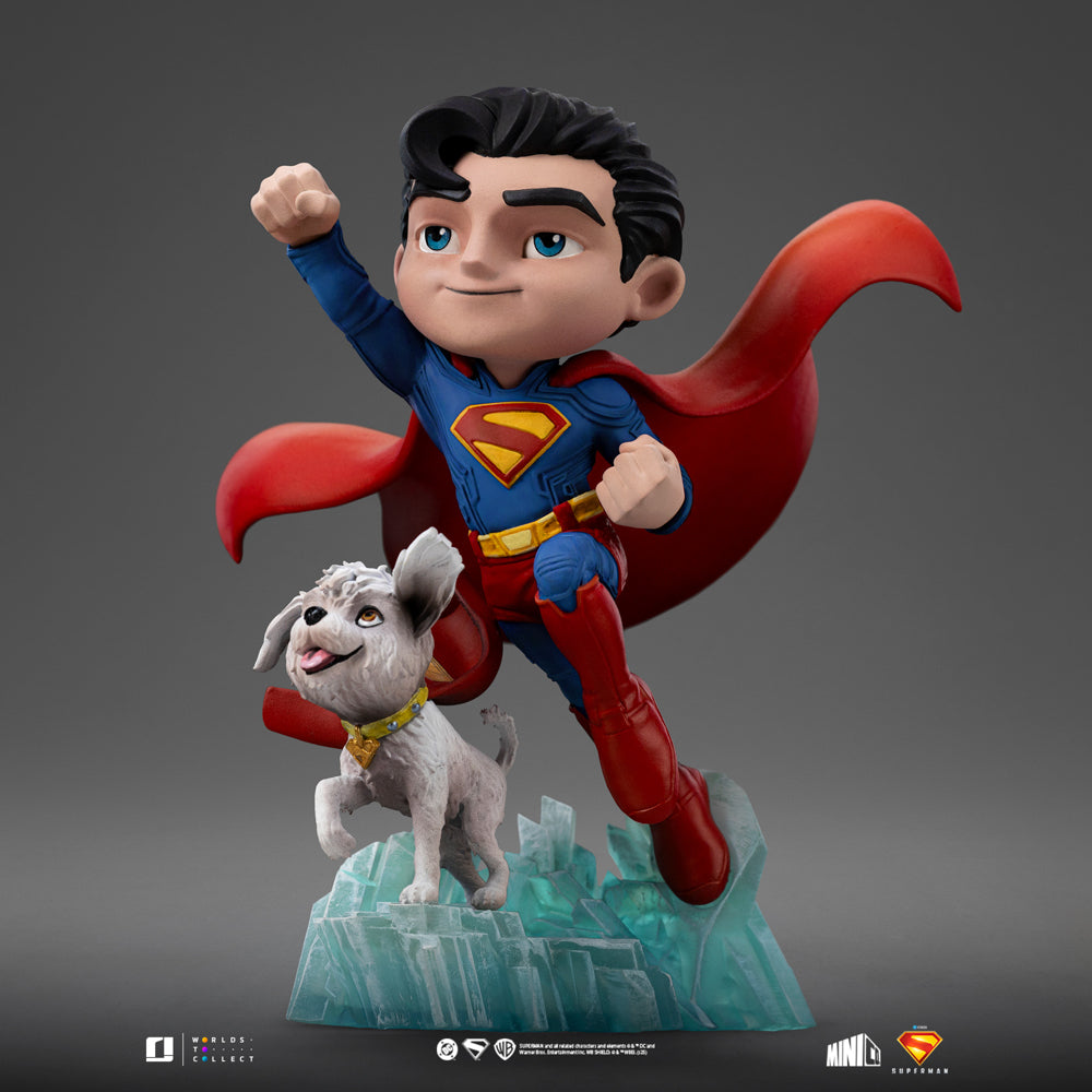 Superman Minifigur mit Krypto Statue aus Superman: Legacy - Minico