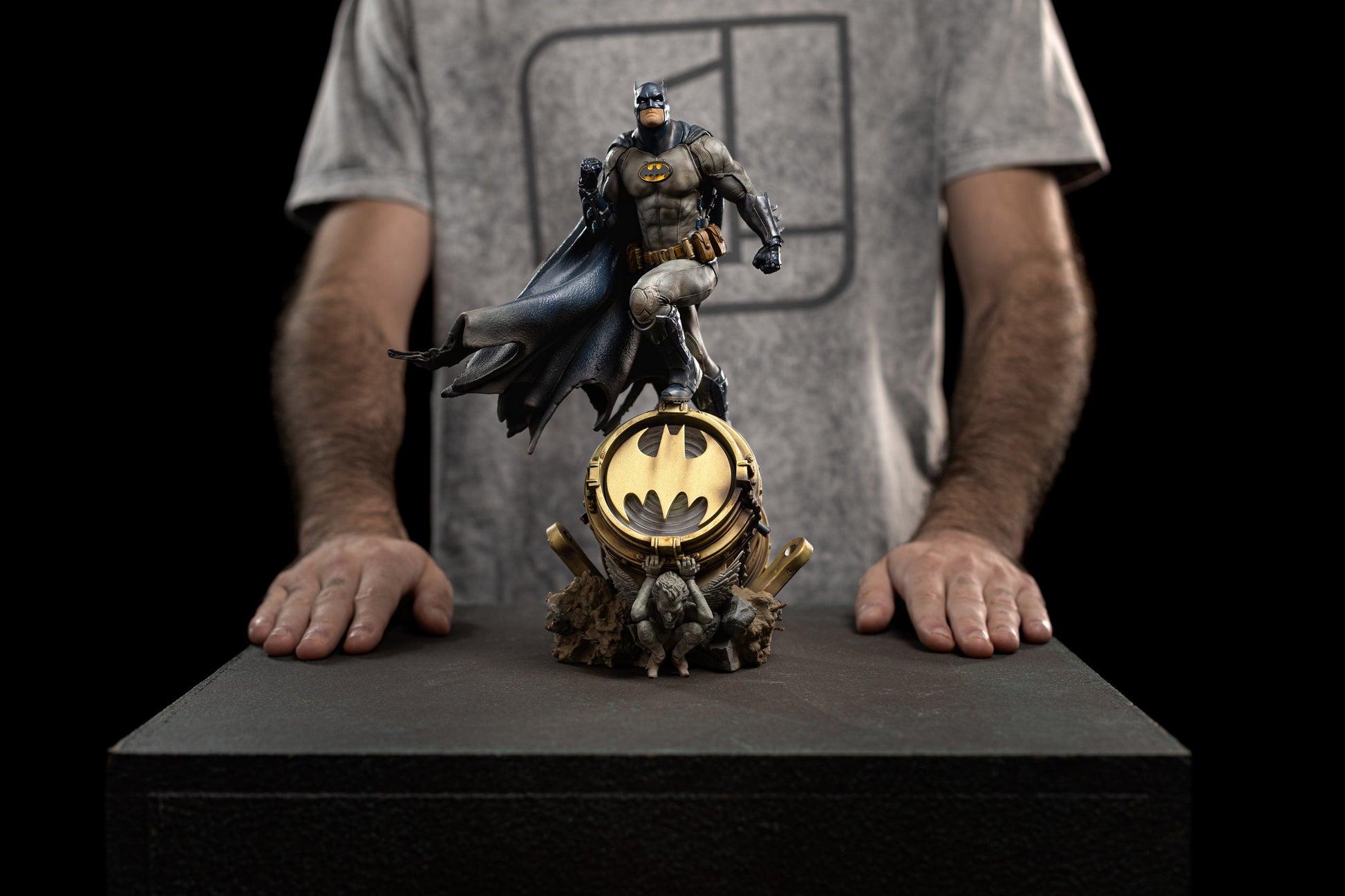 Batman Deluxe DC Statue 1/10 (2023 Event Exclusive) - Collectiblix